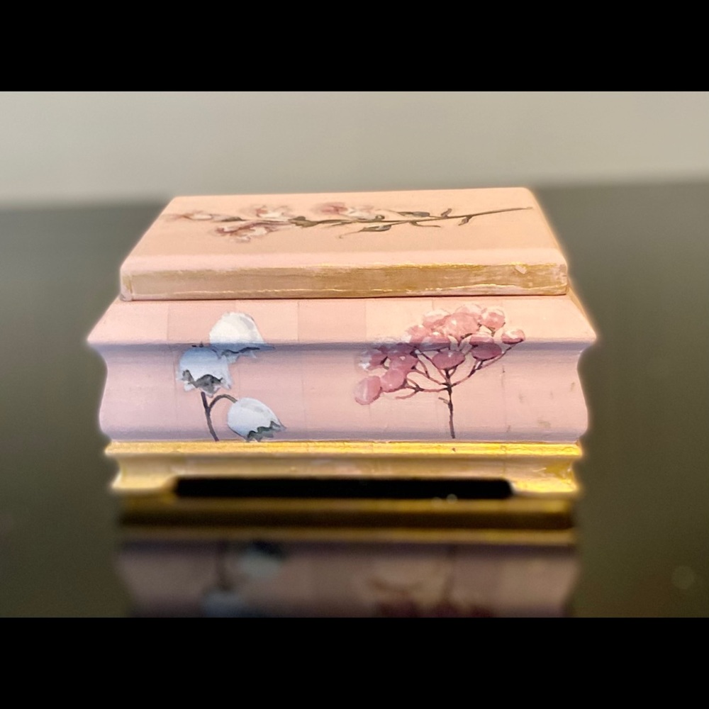 Hand painted vintage keepsake box, floral decor. - Picture 3 of 9